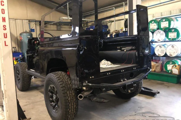 Foto in gallerij voor artikel Project: De Carbon Black Defender 90