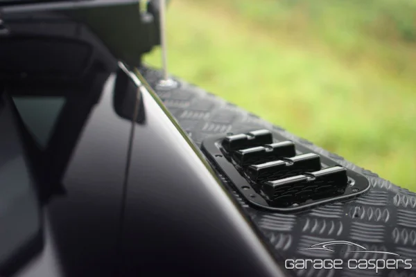 Foto in gallerij voor artikel Project: De Carbon Black Defender 90