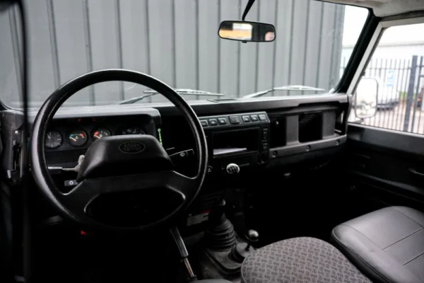 Foto 4 van fotogallerij Land Rover Defender 110 TD5 Grijskenteken uit 2003