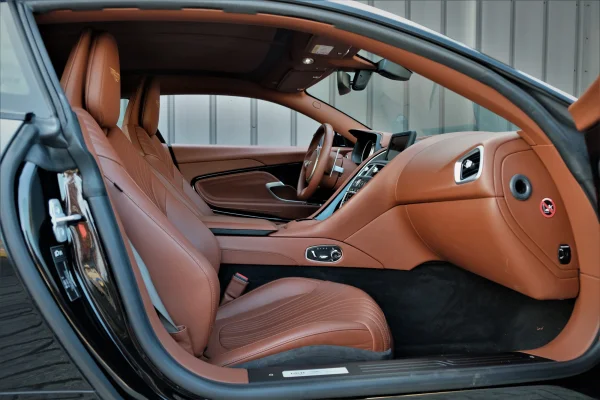 Foto 1 van fotogallerij Aston Martin DB11 5.2 V12 uit 2017