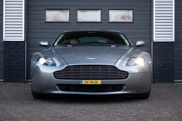 Foto 2 van fotogallerij Aston Martin V8 Vantage uit 2006