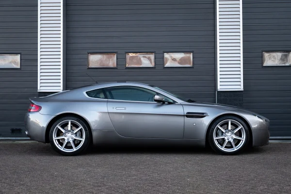 Foto 4 van fotogallerij Aston Martin V8 Vantage uit 2006