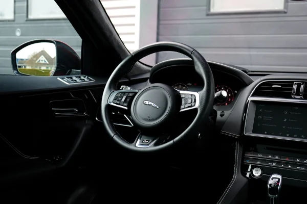 Foto 40 van fotogallerij Jaguar F-Pace 5.0 SVR uit 2018