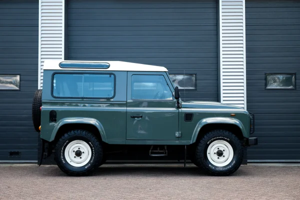 Foto 4 van fotogallerij Land Rover Defender 2.4 TD 90 SW uit 2008
