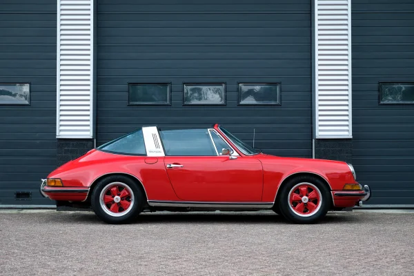 Foto 4 van fotogallerij Porsche 911 T Targa, ölklappe uit 1972