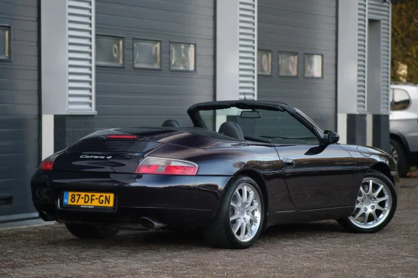 Foto 1 van fotogallerij Porsche 911 996 Carrera 4 Cabrio uit 1999