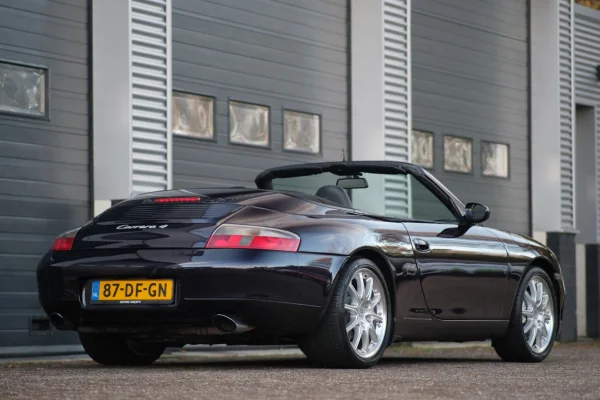 Foto 4 van fotogallerij Porsche 911 996 Carrera 4 Cabrio uit 1999