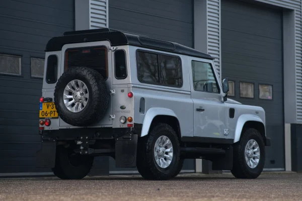 Foto 6 van fotogallerij Land Rover Defender 90 SE 2.4 TD4 Youngtimer Grijskenteken uit 2007
