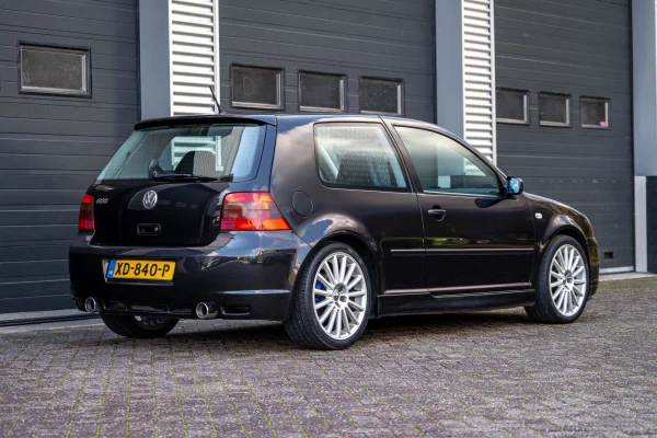Foto 2 van fotogallerij Volkswagen Golf 4 3.2 VR6 R32 uit 2003