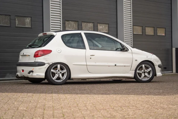 Foto 4 van fotogallerij Peugeot 206 trackday Raceauto uit 2000