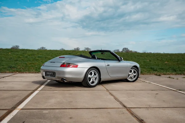 Foto 2 van fotogallerij Porsche 911 Cabrio uit 2000