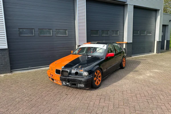 Foto 4 van fotogallerij BMW E36 325i Sedan uit 1997