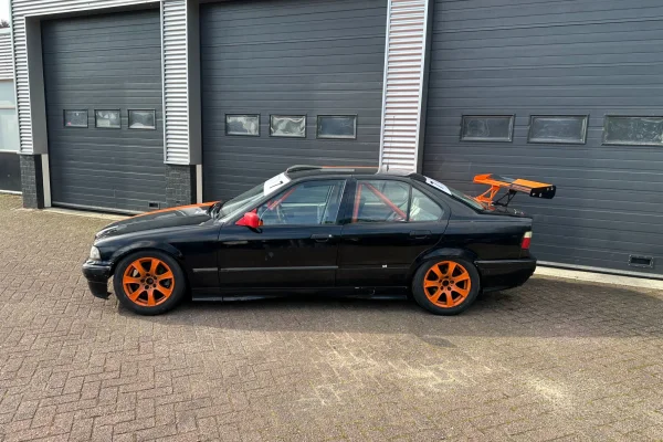 Foto 2 van fotogallerij BMW E36 325i Sedan uit 1997