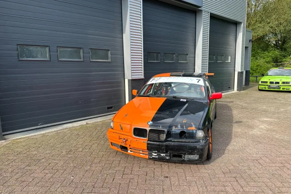 Foto 3 van fotogallerij BMW E36 325i Sedan uit 1997