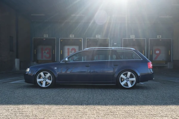 Foto 16 van fotogallerij Audi A6 Avant - 4.2 quattro RS 6 uit 2003