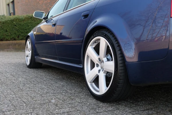 Foto 14 van fotogallerij Audi A6 Avant - 4.2 quattro RS 6 uit 2003