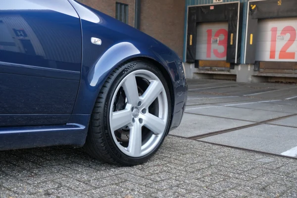 Foto 19 van fotogallerij Audi A6 Avant - 4.2 quattro RS 6 uit 2003