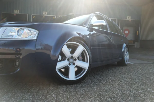 Foto 11 van fotogallerij Audi A6 Avant - 4.2 quattro RS 6 uit 2003