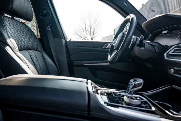 Foto 18 van fotogallerij BMW X5 M50i uit 2019