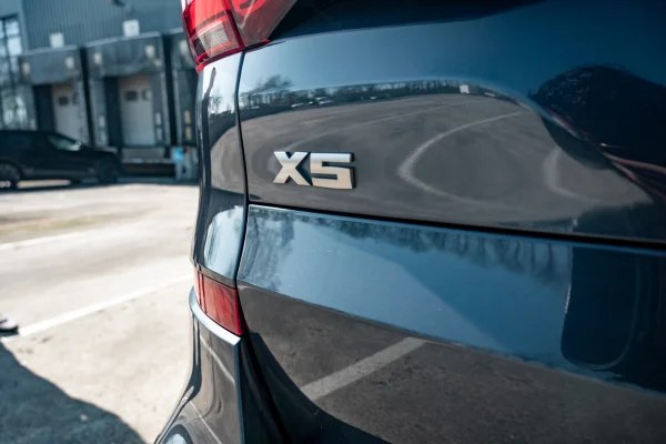 Foto 25 van fotogallerij BMW X5 M50i uit 2019