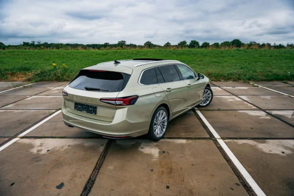 Foto 2 van fotogallerij Skoda Superb Combi Plug-in Hybrid uit 2024