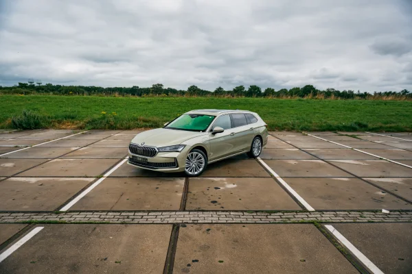 Foto 9 van fotogallerij Skoda Superb Combi Plug-in Hybrid uit 2025