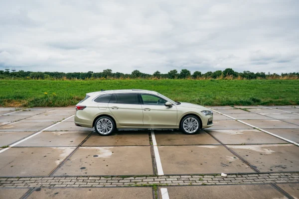Foto 10 van fotogallerij Skoda Superb Combi Plug-in Hybrid uit 2025