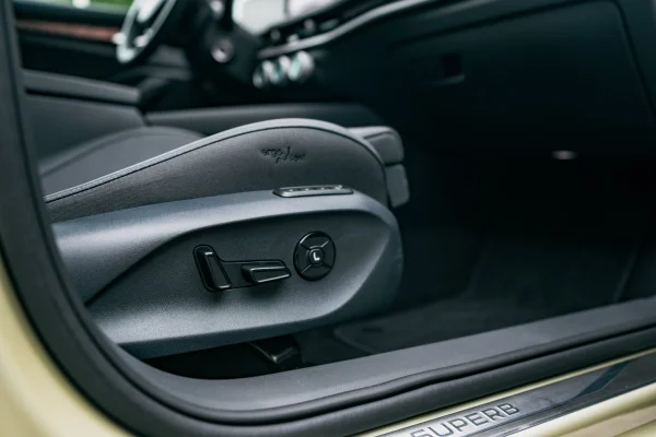 Foto 40 van fotogallerij Skoda Superb Combi Plug-in Hybrid uit 2025