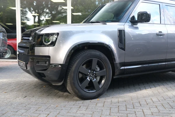 Foto 8 van fotogallerij Land Rover Defender 110 2.0 P400e 110 uit 2024