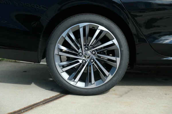 Foto 9 van fotogallerij Skoda Superb Combi Plug-in Hybrid uit 2024
