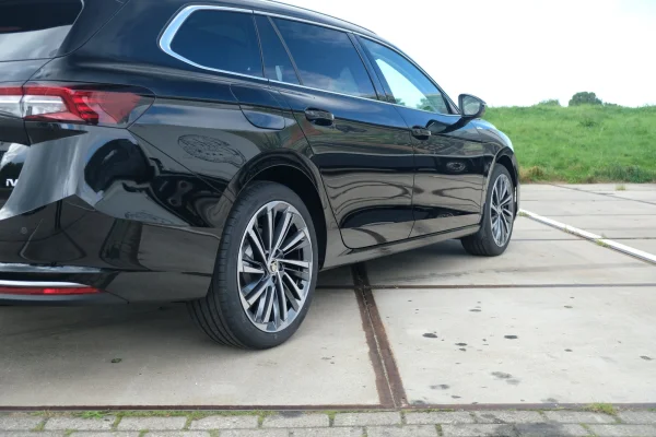 Foto 2 van fotogallerij Skoda Superb Combi Plug-in Hybrid uit 2024