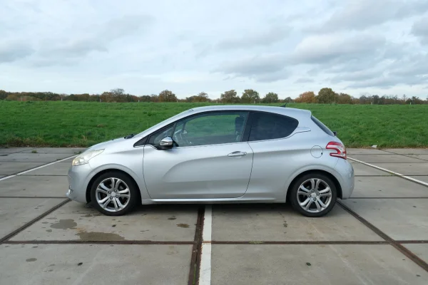 Foto 4 van fotogallerij Peugeot 208 1.6VTi uit 2012