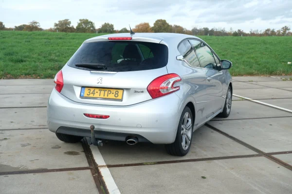 Foto 2 van fotogallerij Peugeot 208 1.6VTi uit 2012