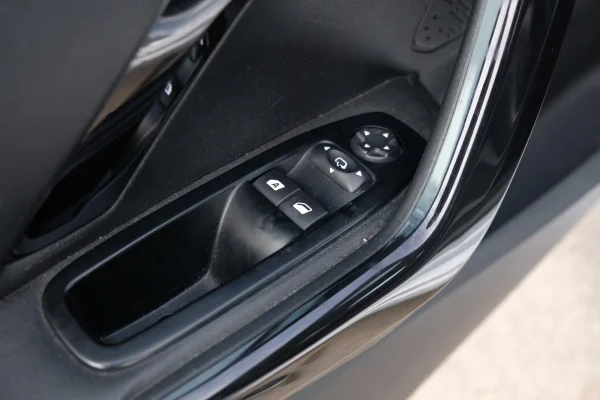 Foto 26 van fotogallerij Peugeot 208 1.6VTi uit 2012