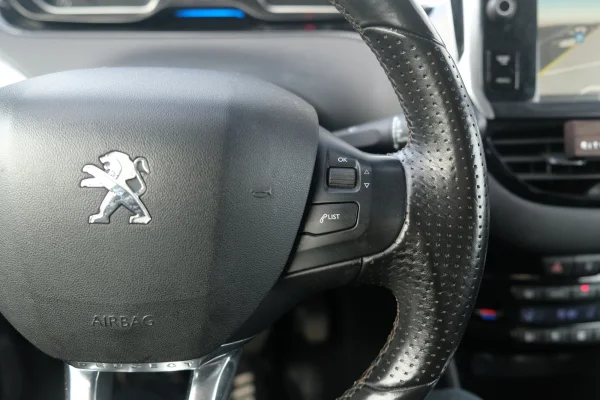 Foto 24 van fotogallerij Peugeot 208 1.6VTi uit 2012