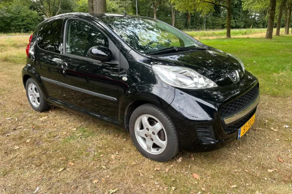 Foto 2 van fotogallerij Peugeot 107 1.0 12V Black & Silver uit 2012