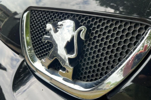 Foto 4 van fotogallerij Peugeot 107 1.0 12V Black & Silver uit 2012