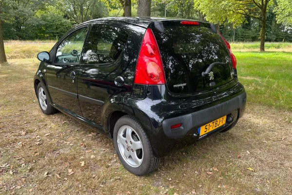 Foto 3 van fotogallerij Peugeot 107 1.0 12V Black & Silver uit 2012