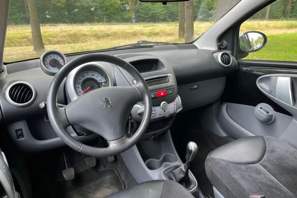 Foto 1 van fotogallerij Peugeot 107 1.0 12V Black & Silver uit 2012