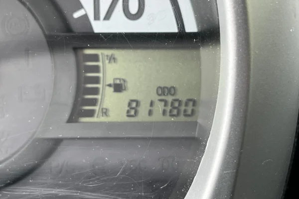 Foto 6 van fotogallerij Peugeot 107 1.0 12V Black & Silver uit 2012