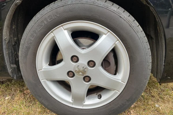 Foto 10 van fotogallerij Peugeot 107 1.0 12V Black & Silver uit 2012