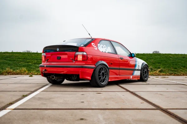 Foto 11 van fotogallerij BMW E36 330i Compact uit 1995