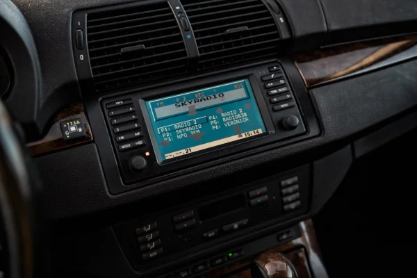 Foto 40 van fotogallerij BMW X5 4.4i V8 uit 2001