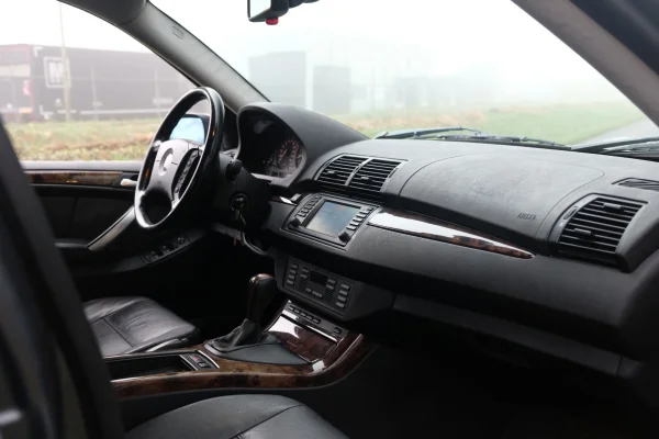 Foto 12 van fotogallerij BMW X5 4.4i V8 uit 2001