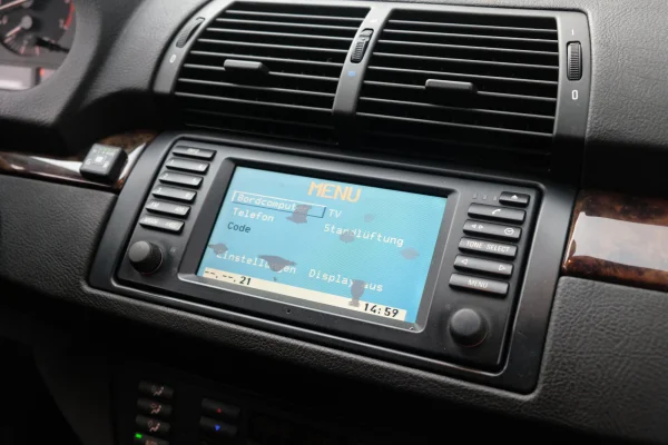 Foto 15 van fotogallerij BMW X5 4.4i V8 uit 2001