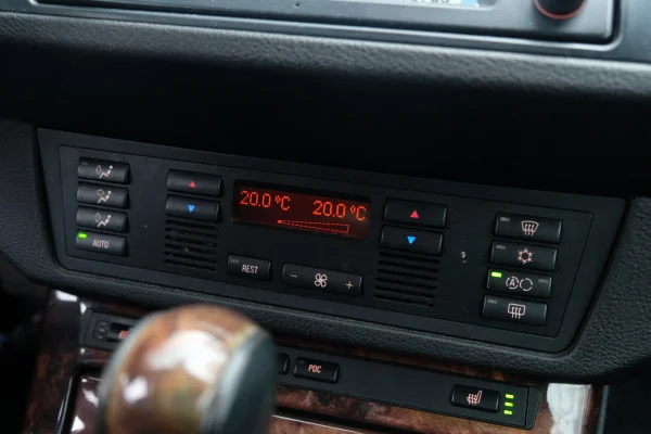 Foto 18 van fotogallerij BMW X5 4.4i V8 uit 2001