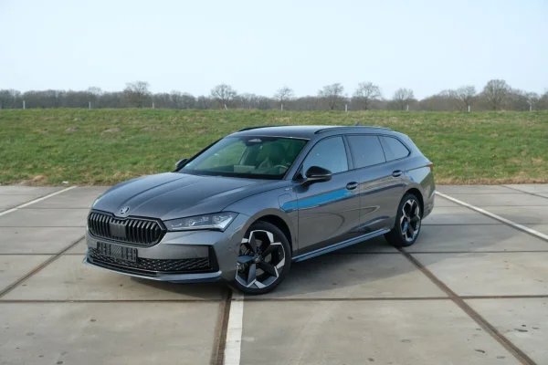 Foto 39 van fotogallerij Skoda Superb Combi 1.5TSi PHEV Sportline uit 2025