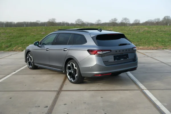 Foto 14 van fotogallerij Skoda Superb Combi 1.5TSi PHEV Sportline uit 2025