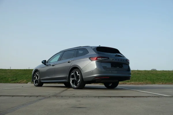 Foto 44 van fotogallerij Skoda Superb Combi 1.5TSi PHEV Sportline uit 2025