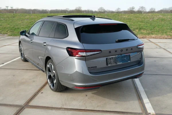 Foto 43 van fotogallerij Skoda Superb Combi 1.5TSi PHEV Sportline uit 2025